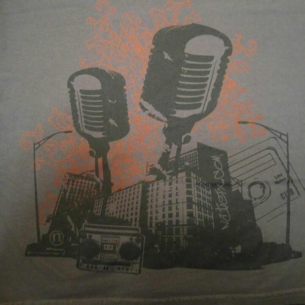 XL Gildan T-shirt with cool microphone graphic